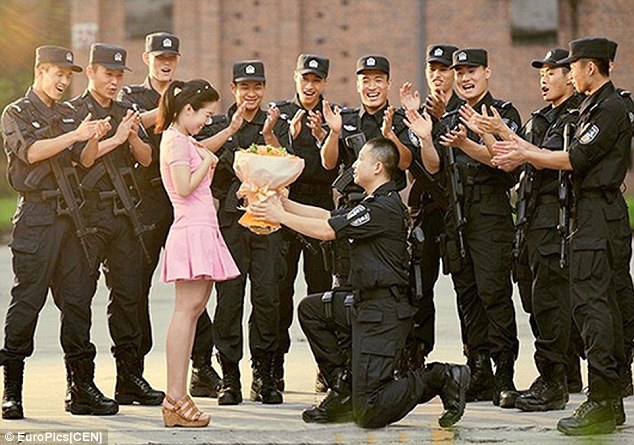 article-2723790-207FF43200000578-834_634x445