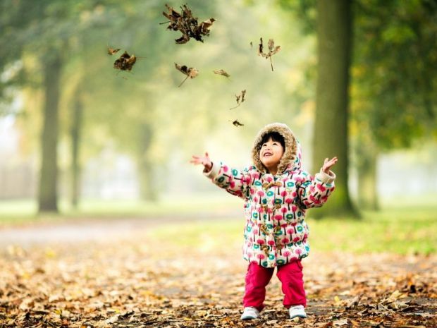 6969751-child-happy-nature-autumn-leaves