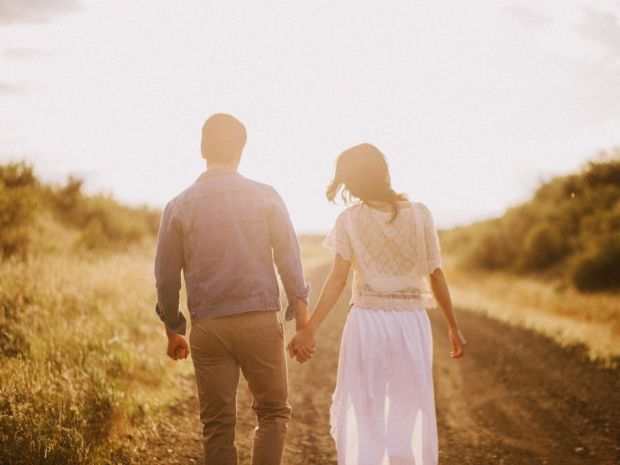 6358450855799419641045121555_couple-walking-holding-hands